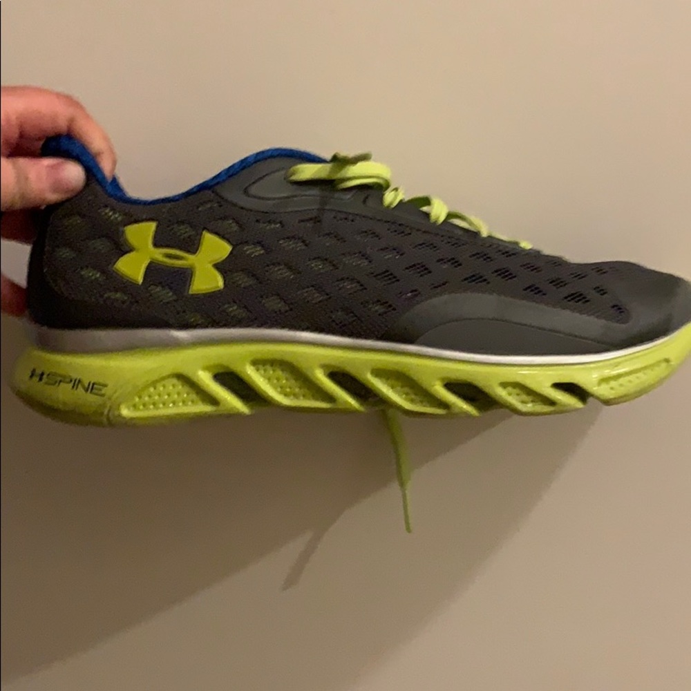 Under armour shoes - Picture 3 of 5